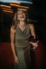 Top sin mangas de tejido brillante con escote buche, de corte recto y ajuste sutil al cuerpo.