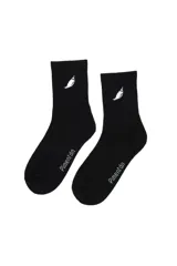 Medias de caña media color negro, con tejido acanalado y bordado de un pequeño ají blanco en la parte superior. Incluye la inscripción 'Pimentón' en el lateral.