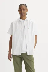 Camisa blanca de manga corta con bolsillo en el pecho.