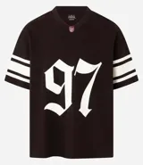 Remera deportiva de algodón color marrón con cuello en V y mangas cortas. Diseño overboxy con estampado de fútbol americano, lettering y rayas contrastantes en blanco.