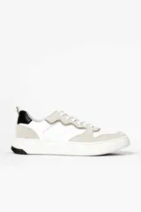 Zapatillas deportivas blancas con detalles en gris y negro.