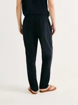 Pantalón de corte recto confeccionado en lino, color azul marino, con cintura elástica y cordón de ajuste.