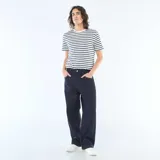 Jean baggy azul oscuro de corte relajado, con diseño clásico de cinco bolsillos y costuras en contraste.