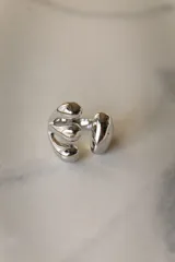 Anillo dorado con diseño irregular de gotas, ajustable entre 16mm y 19mm.