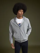 Buzo hoodie gris con capucha y cierre frontal.