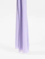 Pashmina rectangular color beige claro, de textura lisa y terminación con flecos.