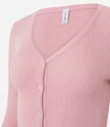 Cardigan de punto texturizado color rosado, con escote en V, cierre frontal por botones, mangas largas y acabado con volados sutiles en el ruedo y los puños.