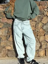 Pantalón de jean celeste con lavado ácido, corte amplio y tiro alto.