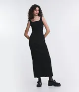 Vestido midi negro de bengalina con escote cuadrado y breteles anchos. Presenta aberturas en la parte posterior de las piernas.