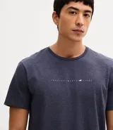 Remera de corte comfort, color azul marino jaspeado, con cuello redondo, manga corta y estampa pequeña localizada en el centro del pecho.