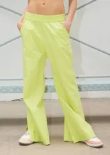 Pantalón semi oxford color verde lima, confeccionado en poplín 100% algodón, con cintura elastizada ancha, bolsillos delanteros, tiro medio y tajo en los laterales externos.