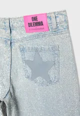 Jean straight de tiro bajo con acabado brillante, trabillas en la cintura y diseño de cuatro bolsillos. Presenta detalle de estrellas estampadas en los bolsillos traseros y etiqueta de marca en color rosa.