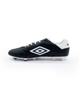 Championes de fútbol Umbro modelo Touch FG, color negro con detalles en turquesa. Presentan el logo de la marca en el lateral y suela con tapones para terreno firme.