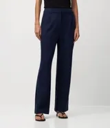 Pantalón femenino negro de punto roma, modelo recto con pliegues y sin estampado.