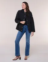Campera matelaseada Michael Kors, de color beige con ribetes de ecocuero marrón. Cuenta con cuello con solapa, cierre frontal con broches metálicos, bolsillos laterales con cierre y mangas largas.