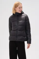 Campera puffer color verde oliva con capucha y cierre frontal con cremallera negra.