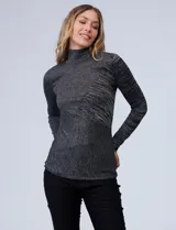 Buzo de tejido elastizado melange, con cuello alto y mangas largas. Marca Tahari.