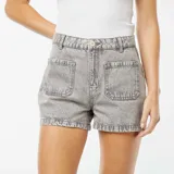 Short de jean gris de tiro alto con cuatro bolsillos de parche.