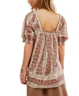 Blusa de algodón con silueta babydoll, escote cuadrado y mangas cortas abullonadas. Presenta un diseño estampado con rayas verticales y motivos florales.