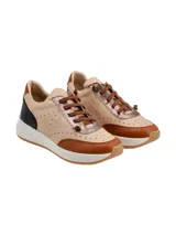 Championes urbanos de diseño multicolor en tonos beige, marrón y negro, con detalles perforados en los laterales, cordones marrones y suela de plataforma con efecto moteado.