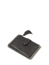 Billetera bifold Rockford, confeccionada en suede gris claro con compartimento frontal y solapa en cuero marrón oscuro. Cuenta con cierre de cremallera metálica con tirador de borla de cuero, cierre de broche magnético, múltiples ranuras para tarjetas y tecnología RFID.