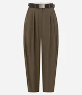 Pantalón de sintonía sastrera corte barrel color verde militar, de diseño estructurado con volumen suave en las piernas y terminación afinada. Cuenta con cintura con pasacintos, pinzas delanteras, bolsillos laterales y cinturón desmontable con hebilla metálica.