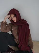 Pashmina rectangular color beige claro, de tejido suave y liviano. Ideal para usar como chalina o bufanda.