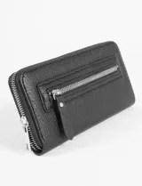 Billetera rectangular color blanco de cuero vegano con cierre frontal y cierre principal con cremallera.