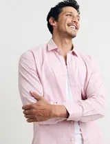 Camisa sport de manga larga con cuello buttondown, confeccionada en una mezcla de algodón y lino. Presenta un diseño clásico en color celeste con cierre frontal de botones.