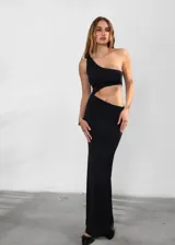 Vestido largo negro de corte asimétrico con diseño de un solo hombro y abertura lateral en la cintura que deja el abdomen al descubierto.