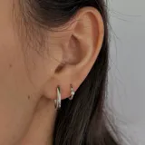 Aros tipo argolla rectangulares de oro laminado.