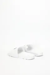 Sandalias tipo chinela blancas con tira ancha que cruza sobre el empeine, con el logo de Levi's estampado en negro en la parte superior de la tira.