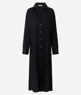 Vestido largo chemise negro de Marfinno, confeccionado en mezcla de lino y viscosa. Presenta diseño recto, cuello camisero, botonadura frontal completa, bolsillos laterales y mangas largas con puños.
