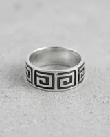 Anillo de plata 925 con diseño de guarda griega grabado en toda su superficie.