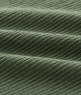 Remera de hombre color verde oliva, manga corta, cuello redondo y un bolsillo de parche en el pecho. La tela presenta una textura acanalada o de punto fino en relieve.