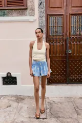 Falda corta de tiro medio con cintura elástica tipo nido de abeja y diseño con estampado de lunares grandes.