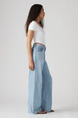 Pantalón de jean celeste, tiro medio, corte amplio y estilo baggy.