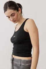 Musculosa de tejido rib color beige con detalles marrones en los bordes del cuello y sisas. Cuenta con el logotipo de la marca bordado en el pecho.