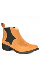 Bota texana corta color beige de cuero con elásticos laterales.