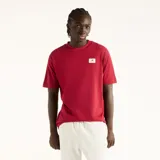 Remera New Balance de corte regular fit y color rojo, con cuello redondo y una pequeña etiqueta tejida de la marca en el pecho.