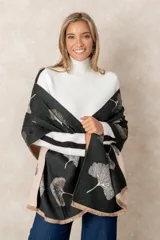 Pashmina reversible de textura suave y caída fluida, con diseño estampado de hojas de ginkgo biloba. Presenta un lado con fondo oscuro y otro con fondo claro, finalizando en ambos extremos con flecos cortos deshilachados.