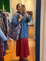 Bolso tipo tote bag con estampado a cuadros en tonos azul, rojo y blanco.