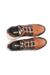Zapatillas deportivas de cuero color marrón con detalles en animal print y cordones.