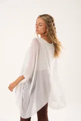 Blusa blanca de gasa oversize con forro y manga murciélago.