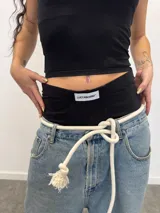 Boxer de algodón color negro, con diseño unisex. Presenta una grifa con el logo de la marca en la parte frontal y una estampa serigráfica en color blanco en la parte trasera.