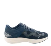 Championes deportivos Puma modelo Redeem Profoam, color azul marino con detalles en rosa. Presentan una estructura de malla transpirable, cordones y suela de espuma blanca para mayor amortiguación.