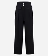 Pantalón de vestir negro, de corte wide leg, con cintura alta, bolsillos laterales y traseros.