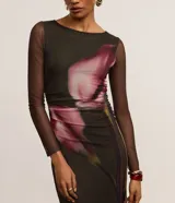 Vestido midi de tul con estampado floral y mangas largas transparentes.