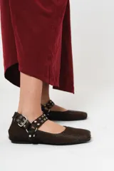 Balerinas de cuero de pelo color chocolate, con punta cuadrada, hebilla y detalles metálicos en el empeine y talón.