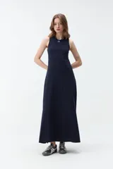 Vestido largo gris oscuro, sin mangas, con cuello redondo y silueta fluida.